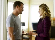W&auml;hrend Sam undercover ermittelt, besprechen Anna (Bar Paly, r.) und Callen (Chris O'Donnell, l.) den n&auml;chsten Schritt ihrer Beziehung ...
