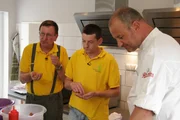 Wird es ihnen gemeinsam mit Sternekoch Frank Rosin gelingen, das Restaurant "Seeblick Inheiden" ihres Freundes Marcus Schmidt wieder in die schwarzen Zahlen zu bringen? Gerhard Dürrschmidt und Slavek Golda legen ihre ganze Kreativität in die Arbeit ... Wird es ihnen gemeinsam mit Sternekoch Frank Rosin gelingen, das Restaurant "Seeblick Inheiden" ihres Freundes Marcus Schmidt wieder in die schwarzen Zahlen zu bringen? Gerhard Dürrschmidt und Slavek Golda legen ihre ganze Kreativität in die Arbeit ...