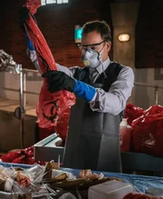 Holmes (Jonny Lee Miller) und Watson entdecken, dass das Mordopfer ihres neusten Falls illegale Forschungen mit toten Embryos betrieben hat ... Holmes (Jonny Lee Miller) und Watson entdecken, dass das Mordopfer ihres neusten Falls illegale Forschungen mit toten Embryos betrieben hat ...