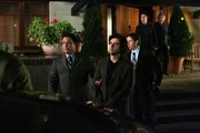 Kaum mailt Charlie (David Krumholtz, 2.v.l.) an verschiedene pakistanische Universitäten den Rest von Phil Sanjranis Arbeit, als Zeichen für die Freiheit wissenschaftlicher Forschung, wird er auch schon festgenommen. Don (Rob Morrow, 2.v.r.) und Alan Eppes (Judd Hirsch, r.) können vorerst nichts für ihn tun ... Kaum mailt Charlie (David Krumholtz, 2.v.l.) an verschiedene pakistanische Universitäten den Rest von Phil Sanjranis Arbeit, als Zeichen für die Freiheit wissenschaftlicher Forschung, wird er auch schon festgenommen. Don (Rob Morrow, 2.v.r.) und Alan Eppes (Judd Hirsch, r.) können vorerst nichts für ihn tun ...