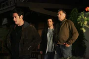 Charlie (David Krumholtz, M.) entschließt sich, ein Zeichen zu setzen - und gerät dabei in große Probleme. Nun müssen sein Bruder Don (Rob Morrow, l.) und sein Vater Alan Eppes (Judd Hirsch, r.) ihm helfen ... Charlie (David Krumholtz, M.) entschließt sich, ein Zeichen zu setzen - und gerät dabei in große Probleme. Nun müssen sein Bruder Don (Rob Morrow, l.) und sein Vater Alan Eppes (Judd Hirsch, r.) ihm helfen ...