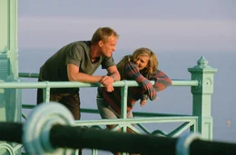 Peter Colt (Paul Bettany, l.); Lizzie Bradbury (Kirsten Dunst, r.) Peter Colt (Paul Bettany, l.); Lizzie Bradbury (Kirsten Dunst, r.)