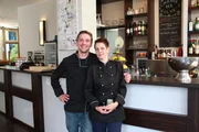Jan Schönherr (l.) und Köchin Tanja Müller (r.) würden alles dafür tun, dass die "Brasserie & Bar Prisma" erhalten bleibt. Kann Frank Rosin ihnen dabei helfen? Jan Schönherr (l.) und Köchin Tanja Müller (r.) würden alles dafür tun, dass die "Brasserie & Bar Prisma" erhalten bleibt. Kann Frank Rosin ihnen dabei helfen?