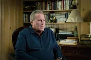 Als ihm klar wird, dass er seine Stieftochter verletzt, weil er, ohne sie gefragt zu haben, eine Kriminovelle über ihre und Holmes' Arbeit schreibt, versucht Henry (John Heard) sich bei Joan zu entschuldigen ... Als ihm klar wird, dass er seine Stieftochter verletzt, weil er, ohne sie gefragt zu haben, eine Kriminovelle über ihre und Holmes' Arbeit schreibt, versucht Henry (John Heard) sich bei Joan zu entschuldigen ...