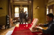 Als sich Bell (Jon Michael Hill, r.) auf sein Polizeioffiziersexamen vorbereiten muss, stehen ihm Watson und Holmes (Jonny Lee Miller, l.) unterst&uuml;tzend zur Seite ...