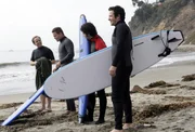 Dons alter Freund Nathan, ein ehemaliger Profi-Surfer, wird auf seinem Surfbrett treibend tot aufgefunden. Was wie ein Unfall aussieht, stellt sich als Mord heraus. Don (Rob Morrow, r.), Charlie (David Krumholtz, 2.v.r.), Larry (Peter MacNicol, l.) und Colby (Dylan Bruno, 2.v.l.) versuchen alles, um den Mörder zu finden ... Dons alter Freund Nathan, ein ehemaliger Profi-Surfer, wird auf seinem Surfbrett treibend tot aufgefunden. Was wie ein Unfall aussieht, stellt sich als Mord heraus. Don (Rob Morrow, r.), Charlie (David Krumholtz, 2.v.r.), Larry (Peter MacNicol, l.) und Colby (Dylan Bruno, 2.v.l.) versuchen alles, um den Mörder zu finden ...