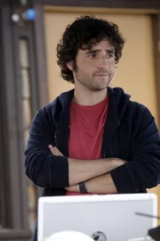 Versucht alles, um den Mörder von Dons altem Freund Nathan, einem ehemaligen Profi-Surfer, zu finden. Mit mathematischen Gespür geht Charlie (David Krumholtz) an den Fall heran ... Versucht alles, um den Mörder von Dons altem Freund Nathan, einem ehemaligen Profi-Surfer, zu finden. Mit mathematischen Gespür geht Charlie (David Krumholtz) an den Fall heran ...