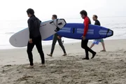 Um einen neuen Fall aufzuklären, gehen Don (Rob Morrow, l.), Charlie (David Krumholtz, 2.v.r.), Larry (Peter MacNicol, r.) und Colby (Dylan Bruno, 2.v.l.) unter die Surfer ... Um einen neuen Fall aufzuklären, gehen Don (Rob Morrow, l.), Charlie (David Krumholtz, 2.v.r.), Larry (Peter MacNicol, r.) und Colby (Dylan Bruno, 2.v.l.) unter die Surfer ...