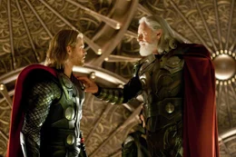 Um seinem Sohn und Thronfolger Thor (Chris Hemsworth, l.) Demut zu lehren, verbannt Odin (Anthony Hopkins, r.) ihn auf die Erde, solange bis er sich seiner M&auml;chte w&uuml;rdig erweist ...