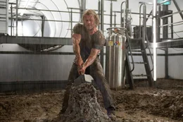 Eigentlich hatte es sich Thor (Chris Hemsworth) einfacher vorgestellt, den Hammer Mj&ouml;lnir wieder an sich zu nehmen, aber Odin legt ihm Steine in den Weg ...