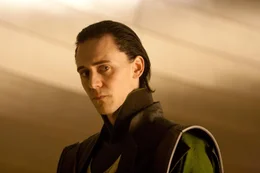 Mit Gl&uuml;ck und Geschick schafft es Loki (Tom Hiddleston) auf den Thron von Asgard und ein dunkles Kapitel beginnt ...