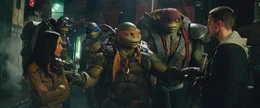 Die Reporterin April O'Neil (Megan Fox, l.) macht den Vollzugsbeamten Casey Jones (Stephen Amell, r.), der f&uuml;r den Gefangenentransport verantwortlich war, bei dem Shredder wie vom Erdboden verschwand, mit den Ninja Turtles Donatello (2.v.l.), Leonardo (3.v.l.), Michelangelo (3.v.r.) und Raphael (2.v.r.) bekannt ...