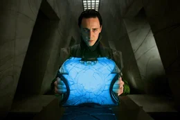 Er ist sich nicht sicher, welche Rolle er im Palast spielt und welche Rolle er in Zukunft spielen soll: Loki (Tom Hiddleston) ...