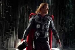 Als K&auml;mpfer geboren, setzt sich Thor (Chris Hemsworth) f&uuml;r sein rechtm&auml;&szlig;iges K&ouml;nigreich ein, aber lernt auf der Erde zus&auml;tzlich was es hei&szlig;t, ein w&uuml;rdiger K&ouml;nig zu sein ...