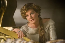 W&auml;hrend K&ouml;nigin Frigga (Rene Russo) am Bett ihres Mannes wacht, vertraut sie das K&ouml;nigreich gutgl&auml;ubig ihrem Sohn Loki an ...