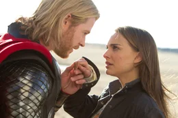 Dank Jane (Natalie Portman, r.) lernt Thor (Chris Hemsworth, l.), was es hei&szlig;t Mensch zu sein und schafft es die Attribute in sich zu erkennen, die ihn zu einem K&ouml;nig machen w&uuml;rden, wenn Loki nicht w&auml;re ...