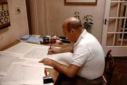 Hans Werner Henze beim Komponieren, 1984.