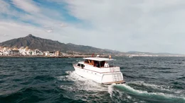 Hubertus Prinz zu Hohenlohe an Bord der Yacht MOOI vor der K&uuml;ste Marbellas.