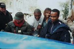 Bei Honeys (Jessica Alba, 2 v. r.) erstem Videodreh sind all ihre Freunde anwesend. Chaz (Mekhi Phifer, M.) ist hin und weg von seiner Freundin ...
