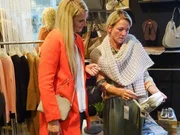 Gudrun und Shoppingbegleitung Claudia (l.)