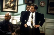 Stuart (Alan Ruck, M.), Mike (Michael J. Fox, r.) und Carter (Michael Boatman, l.) entdecken ein dunkles Geheimnis in Caitlins Vergangenheit ...