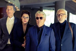 Als Investoren getarnt infiltrieren die Kundschafter des Friedens das Hotel Tropicana: Harry (Winfried Glatzeder), Paula Kern (Antje Traue), Jochen Falk (Henry H&uuml;bchen) ,und Jaecki ( Michael Gwisdek, v.l.).