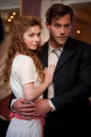Von links nach rechts: Sonja Schadt (Josefine Preu&szlig;) und Julian Zimmermann (Ken Duken).