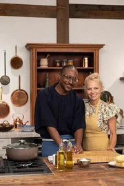 Chefkoch Gregory Gourdet (l.) und Pamela Anderson Chefkoch Gregory Gourdet (l.) und Pamela Anderson