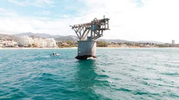 Torre del Cable in Marbella: Der historische Verladeturm (&bdquo;Cable Tower&ldquo;) ist eines der bekanntesten Wahrzeichen Marbellas.