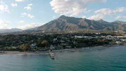 Blick auf La Concha: Der markante Berg La Concha erhebt sich majest&auml;tisch &uuml;ber Marbella und pr&auml;gt mit seiner charakteristischen Silhouette das Landschaftsbild der Costa del Sol.