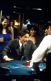 In einem Casino versucht Mike (Michael J. Fox, M.) sein Gl&uuml;ck ...