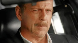 Detective Mosley (Bruce Willis) eskortiert einen gef&auml;hrdeten Zeugen.