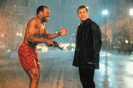 Murtaugh (Danny Glover, li.) hat sich zur Erheiterung von Riggs (Mel Gibson) bis auf die Unterhose ausgezogen, um den geistesgest&ouml;rten Feuerteufel ablenken und unsch&auml;dlich machen zu k&ouml;nnen.