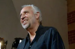 Die Dokumentation portr&auml;tiert den Grenzg&auml;nger Jacques Loussier, der sich zeitlebens eher als klassischen Pianisten und weniger als Jazzmusiker sah.