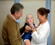 Gerichtsmediziner Quincy (Jack Klugman) unterstützt die Kinderärztin Dr. Lubow (Colleen Dewhurst) bei ihrem Kampf für mongoloide Kinder. Gerichtsmediziner Quincy (Jack Klugman) unterstützt die Kinderärztin Dr. Lubow (Colleen Dewhurst) bei ihrem Kampf für mongoloide Kinder.