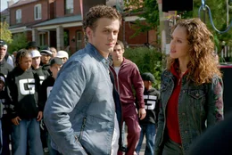 Honey (Jessica Alba, r.) arbeitet erfolgreich mit dem Videoproduzenten Michael (David Moscow, l.) zusammen, bis dieser ihr eindeutige sexuelle Avancen macht. Sie steigt nicht darauf ein - daf&uuml;r aber aus seinem Videoprojekt aus ...