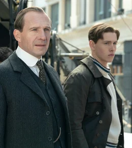 Conrad Oxford (Harris Dickinson, r.) und Orlando, Duke of Oxford / Arthur (Ralph Fiennes, l.)  +++ Die Verwendung des sendungsbezogenen Materials ist nur mit dem Hinweis und Verlinkung auf RTL+ gestattet. +++