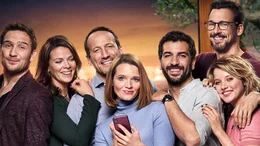 Gemeinsamer Abend: Rocco (Wotan Wilke M&ouml;hring, 3. v. li.) und seine Frau Eva (Jessica Schwarz, 2. v. li.) haben ihre Freund*innen Leo (Elyas M&rsquo;Barek, 3. v. re.), Pepe (Florian David Fitz, hinten re.), Carlotta (Karoline Herfurth, Mitte), Simon (Frederick Lau, li.) und Bianca (Jella Haase, vorne re.) eingeladen.