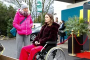 Marie (Cheyenne Pahde, l.) wird von Jenny (Kaja Schmidt-Tychsen) bei ihrer Ehre gepackt. Marie (Cheyenne Pahde, l.) wird von Jenny (Kaja Schmidt-Tychsen) bei ihrer Ehre gepackt.