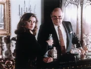 Im Auftrag des Antiquit&auml;tenh&auml;ndlers Leonard Majak (Byron Webster) soll Laura (Stephanie Zimbalist) gestohlene Statuen wiederfinden.