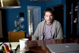 Ein einziges erfolgreiches Buch: Das war es auch schon in der Autorenkarriere von Ellison (Ethan Hawke). Der Umzug in ein neues Haus soll ihm jetzt Inspiration bringen ...