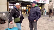Lothar (re.) freut sich auf Michaels Rückkehr aus Berlin. Sechs Wochen lang hat er einen Teil seiner Arbeit übernommen. Nun holt er den Freund am Bahnhof ab Lothar (re.) freut sich auf Michaels Rückkehr aus Berlin. Sechs Wochen lang hat er einen Teil seiner Arbeit übernommen. Nun holt er den Freund am Bahnhof ab