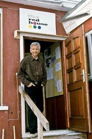 Im Jahr 1984 kaufte Robert Peroni eine kleine rote Hütte in Tasiilaq, die zur Begegnungsstätte für junge Grönländer wurde. Im Jahr 1984 kaufte Robert Peroni eine kleine rote Hütte in Tasiilaq, die zur Begegnungsstätte für junge Grönländer wurde.