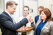 Heike (Katrin Höft, 2.v.l.) genießt es, Florian Berger (Bastian Semm, l.) in sein Unheil laufen zu lassen. Paul Stempel (Victor Mertin), Carla Conrads (Isabell Classen, r.) Heike (Katrin Höft, 2.v.l.) genießt es, Florian Berger (Bastian Semm, l.) in sein Unheil laufen zu lassen. Paul Stempel (Victor Mertin), Carla Conrads (Isabell Classen, r.)
