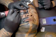 Auf den Marquesas-Inseln gehören Tattoos auf alle Körperteile – auch ins Gesicht. Auf den Marquesas-Inseln gehören Tattoos auf alle Körperteile – auch ins Gesicht.