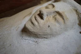 Eine sp&auml;tzeitliche Maske, die einen Sarg bedeckt. (Windfall Films/Thomas Hewitson)