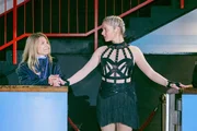 Marie (Cheyenne Pahde, r.) signalisiert Diana (Tanja Szewczenko), dass sie bereit ist, bei der Kür alles zu geben... Marie (Cheyenne Pahde, r.) signalisiert Diana (Tanja Szewczenko), dass sie bereit ist, bei der Kür alles zu geben...