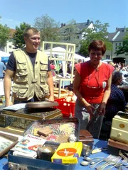 Anita und Tr&ouml;delexperte Otto auf dem Flohmarkt (Foto)