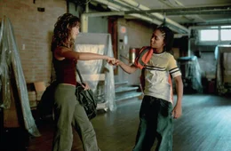 Honey Daniela (Jessica Alba, l.) arbeitet ehrenamtlich in einem Gemeindezentrum in der Bronx und gibt dort Tanzunterricht. Eines Tages lernt sie dort Benny (Lil'Romeo) kennen, der droht,auf die schiefe Bahn zu geraten ...
