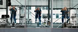 "Fit wie russische Hammerwerfer?": Jaecki (Michael Gwisdek, li.), Jochen Falk (Henry H&uuml;bchen, Mi.) und Locke (Thomas Thieme, re.) beim Eignungstest.